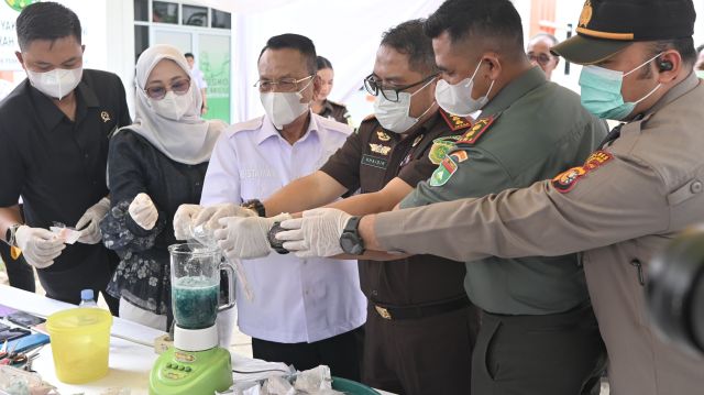 Ponsel Dihantam Martil, Ganja Dibakar, Ekstasi Dilebur, Begini Suasana Pemusnahan Barang Bukti Dikantor Kejaksaan Rokan Hilir