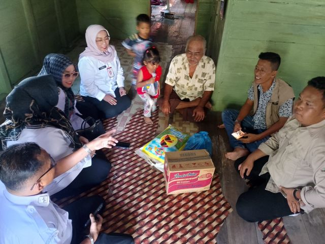 Aksi Kemanusiaan, Kepala BKPSDM Yulisma Bersama Lintas Instansi Salurkan Bantuan Kepada Bapak Junaidi