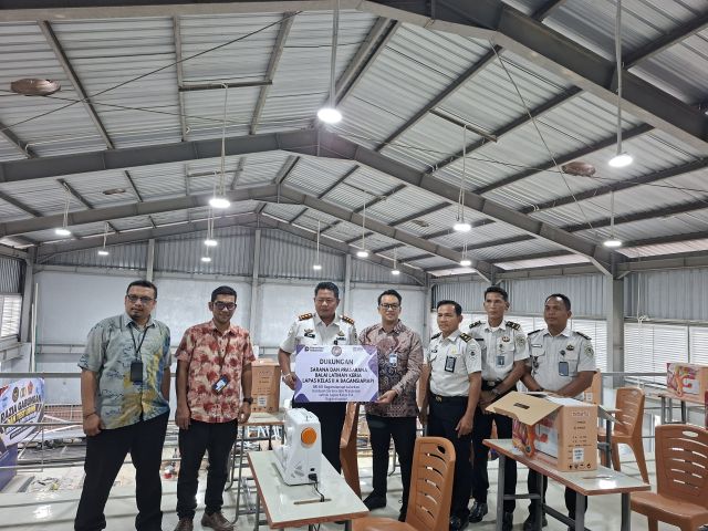 Dukung Kemandirian WBP, BRI Cabang Bagansiapiapi Serahkan 9 Unit Mesin Jahit Ke Lapas Bagansiapiapi 